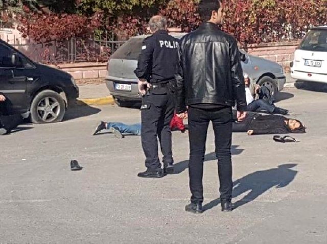 Məhkəmə binası qarşısında silahlı insident - Ölən və yaralananlar var  (FOTO+VİDEO)
